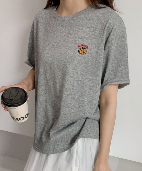 LOWO(ロワ)の「綿混ワンポイント刺繍Tシャツ カットソー(Tシャツ/カットソー・レディース・グレー/ライトグレー/ホワイト・FREE)」の1枚目の写真