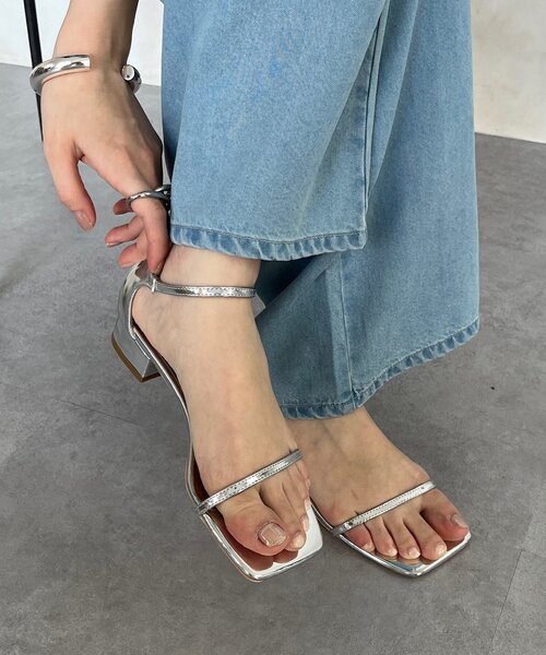 DouDou（ドゥドゥ）の「スクエアストラップサンダル（ブーツ・レディース・シルバー/ブラック/ゴールド・23cm/23.5cm/24cm）」の2枚目の写真