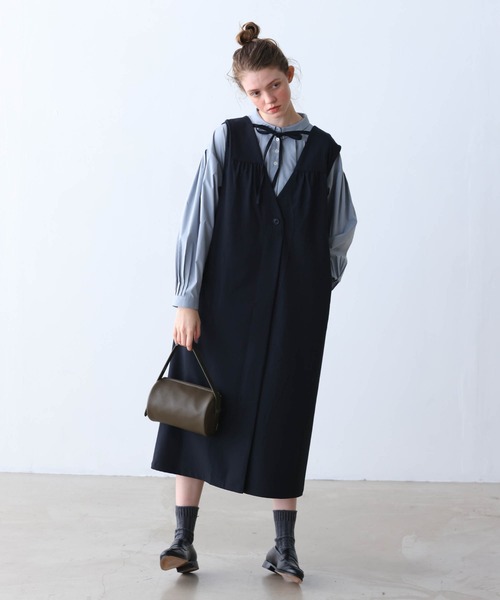 Kelen(ケレン)の「「KELEN / ケレン」前後2WAY Vネックエプロンワンピース(ワンピース・レディース・ベージュ/ネイビー/ブラウン・S/M)」の3枚目の写真