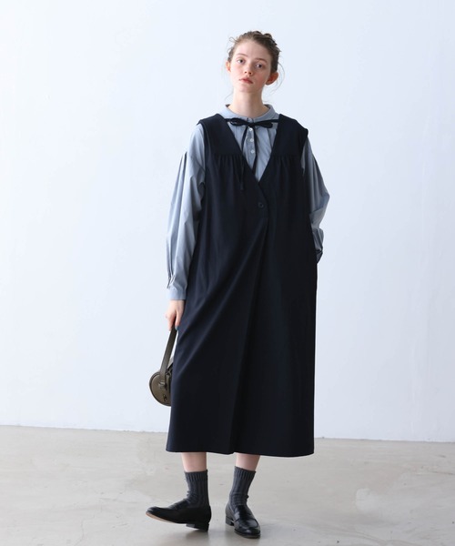 Kelen(ケレン)の「「KELEN / ケレン」前後2WAY Vネックエプロンワンピース(ワンピース・レディース・ベージュ/ネイビー/ブラウン・S/M)」の4枚目の写真