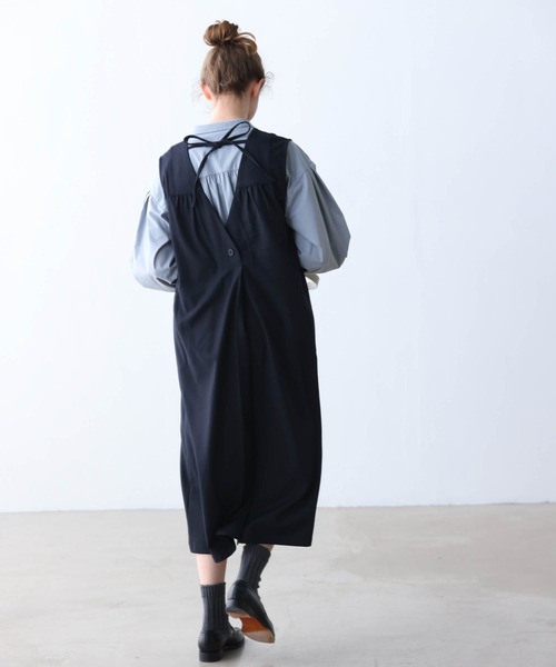 Kelen(ケレン)の「「KELEN / ケレン」前後2WAY Vネックエプロンワンピース(ワンピース・レディース・ベージュ/ネイビー/ブラウン・S/M)」の11枚目の写真