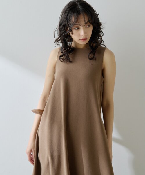 Whim Gazette(ウィムガゼット)の「バックサテンワンピース(ワンピース・レディース・チャコールグレー/モカ・FREE)」の18枚目の写真