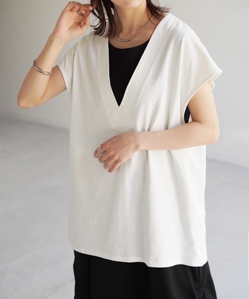 HUG.U（ハグユー）の「深Vネックカットソーベスト（Tシャツ/カットソー・レディース・ホワイト/ブラック/ラベンダー/ダークグレー/グレイッシュベージュ・M/L）」の16枚目の写真