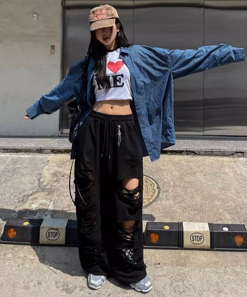 .KOM(ドットコム)の「A'GEM/9 × .kom 『.KOM/ドットケーオーエム』 チェーン付ダメージスウェットパンツ(スウェットパンツ・レディース・グレー/ブラック・FREE)」の20枚目の写真