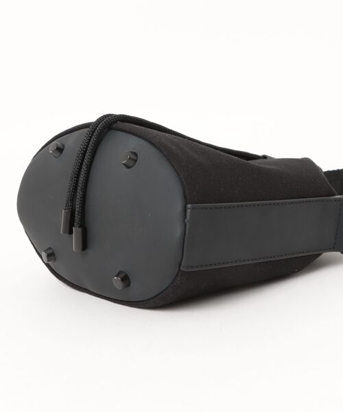 HUNTER（ハンター）の「リファインド ドローストリング キャンバス バケット（ショルダーバッグ・レディース・ブラック/ホワイト・ONE）」の4枚目の写真