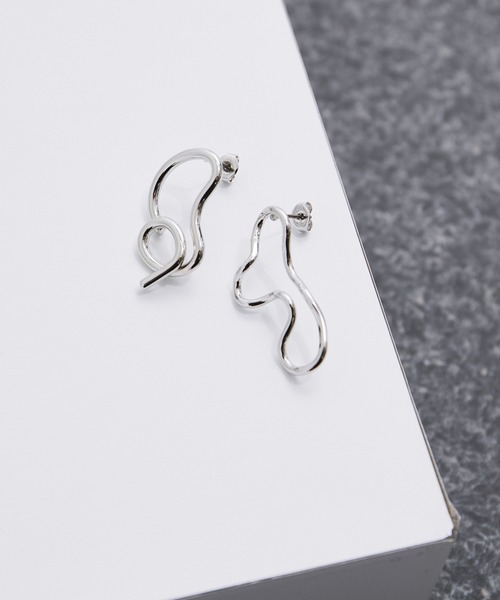 le cercle ADAM ET ROPE'(ルセルクルアダムエロペ)の「アシメラインピアス(ピアス(両耳用)・レディース・シルバー/ゴールド・FREE)」の2枚目の写真