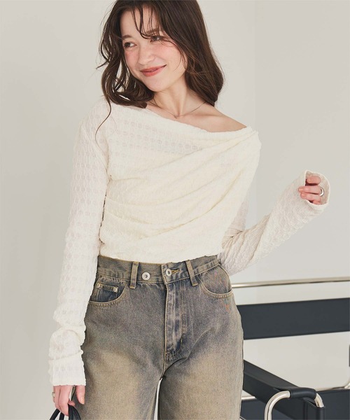 titivate(ティティベイト)の「ドレープデザインロングスリーブトップス(Tシャツ/カットソー・レディース・ピンク/イエロー/ブラック/アイボリー・S/M/L)」の2枚目の写真