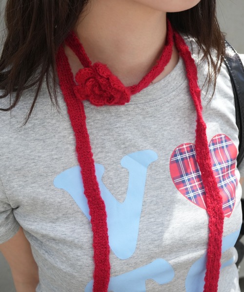 IMARI（イマリ）の「【 IMARI / イマリ 】 ローズ モチーフ ニット スカーフ / チョーカー #（ネックレス・レディース・ピンク/レッド/パープル/アイボリー/ブラック・FREE）」の5枚目の写真