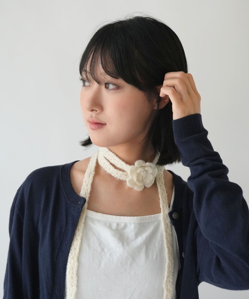 IMARI（イマリ）の「【 IMARI / イマリ 】 ローズ モチーフ ニット スカーフ / チョーカー #（ネックレス・レディース・ピンク/レッド/パープル/アイボリー/ブラック・FREE）」の2枚目の写真