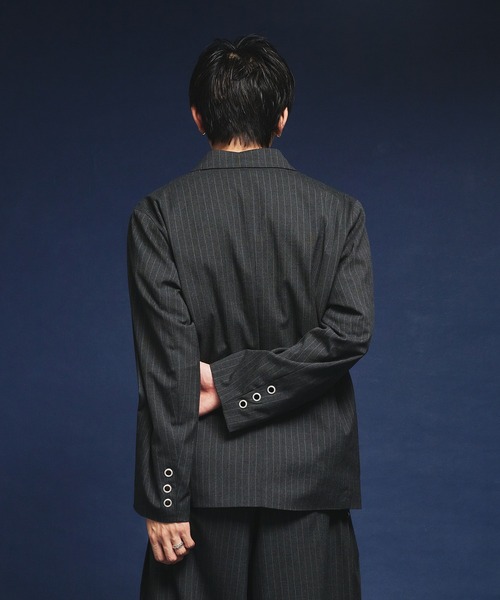 Adoon plain（アドーンプレーン）の「【セットアップ対応】　Eyelet-Detail Striped Tailored Jacket / ハトメデザインストライプテーラードジャケット（テーラードジャケット・メンズ・チャコールグレー/ブラック・LARGE/MEDIUM）」の20枚目の写真