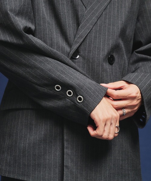Adoon plain（アドーンプレーン）の「【セットアップ対応】　Eyelet-Detail Striped Tailored Jacket / ハトメデザインストライプテーラードジャケット（テーラードジャケット・メンズ・チャコールグレー/ブラック・LARGE/MEDIUM）」の4枚目の写真