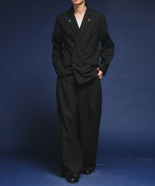 Adoon plain（アドーンプレーン）の「【セットアップ対応】　Eyelet-Detail Striped Tailored Jacket / ハトメデザインストライプテーラードジャケット（テーラードジャケット・メンズ・チャコールグレー/ブラック・LARGE/MEDIUM）」の3枚目の写真