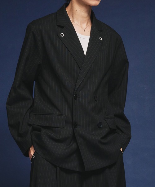 Adoon plain（アドーンプレーン）の「【セットアップ対応】　Eyelet-Detail Striped Tailored Jacket / ハトメデザインストライプテーラードジャケット（テーラードジャケット・メンズ・チャコールグレー/ブラック・LARGE/MEDIUM）」の8枚目の写真