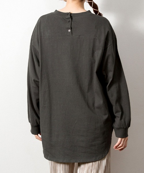MARAI（マーライ）の「後ろボタンデザイン 長袖カットソー 無地 クルーネック（Tシャツ/カットソー・レディース・ブラック/ホワイト/カーキ/杢グレー/チャコールグレー・LL～3L/M～Ｌ/4L～5L）」の9枚目の写真