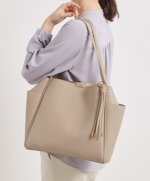 ITS'DEMO（イッツデモ）の「【通勤】タッセル付き変形A4トート（トートバッグ・レディース・ナチュラル/ブラック/ブラウン系/モスグリーン・00）」の4枚目の写真