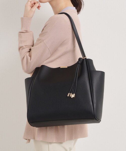 ITS'DEMO（イッツデモ）の「【通勤】タッセル付き変形A4トート（トートバッグ・レディース・ナチュラル/ブラック/ブラウン系/モスグリーン・00）」の2枚目の写真