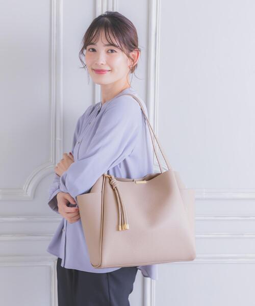 ITS'DEMO(イッツデモ)の「【通勤】タッセル付き変形A4トート(トートバッグ・レディース・ナチュラル/ブラック/ブラウン系/モスグリーン・00)」の7枚目の写真