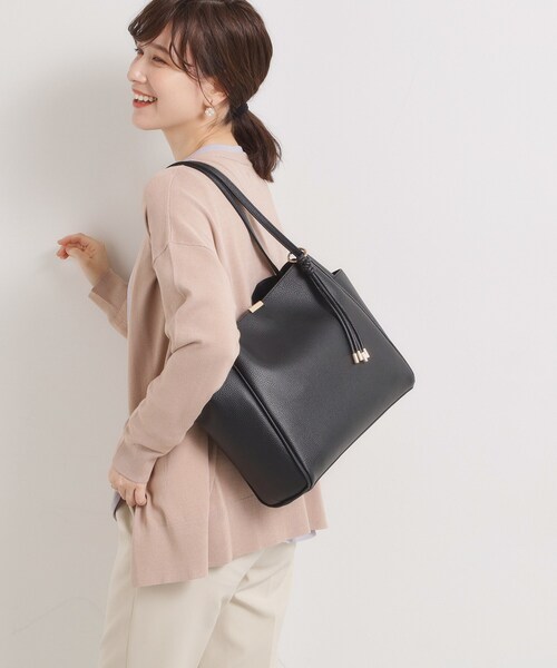 ITS'DEMO（イッツデモ）の「【通勤】タッセル付き変形A4トート（トートバッグ・レディース・ナチュラル/ブラック/ブラウン系/モスグリーン・00）」の8枚目の写真