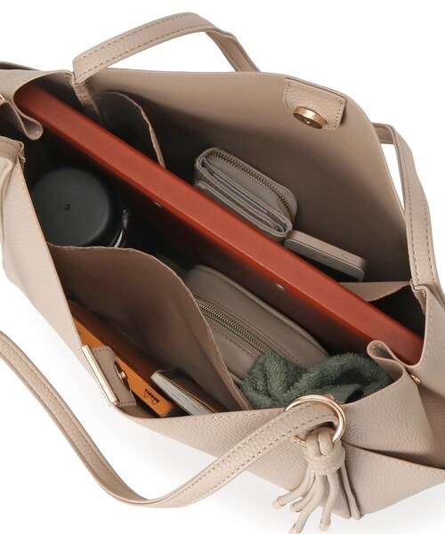 ITS'DEMO（イッツデモ）の「【通勤】タッセル付き変形A4トート（トートバッグ・レディース・ナチュラル/ブラック/ブラウン系/モスグリーン・00）」の7枚目の写真