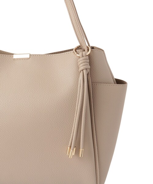 ITS'DEMO（イッツデモ）の「【通勤】タッセル付き変形A4トート（トートバッグ・レディース・ナチュラル/ブラック/ブラウン系/モスグリーン・00）」の11枚目の写真