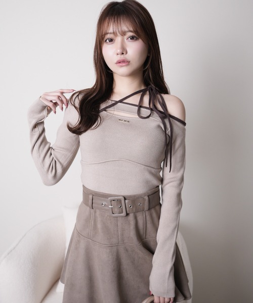 LIPSERVICE(リップサービス)の「アシメオフショルストラップニット(ニット/セーター・レディース・ベージュ/ブラック/アイボリー・FREE)」の3枚目の写真