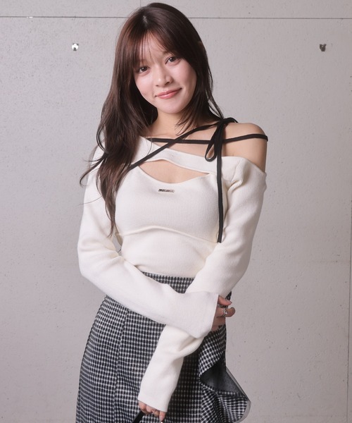 LIPSERVICE(リップサービス)の「アシメオフショルストラップニット(ニット/セーター・レディース・ベージュ/ブラック/アイボリー・FREE)」の2枚目の写真