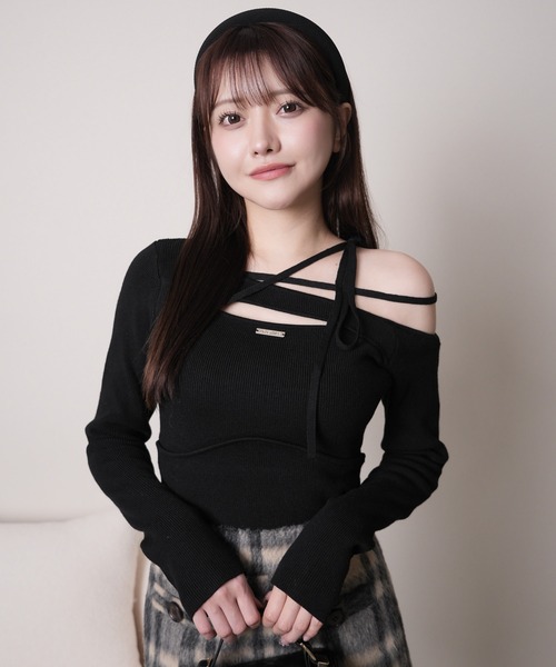 LIPSERVICE(リップサービス)の「アシメオフショルストラップニット(ニット/セーター・レディース・ベージュ/ブラック/アイボリー・FREE)」の1枚目の写真