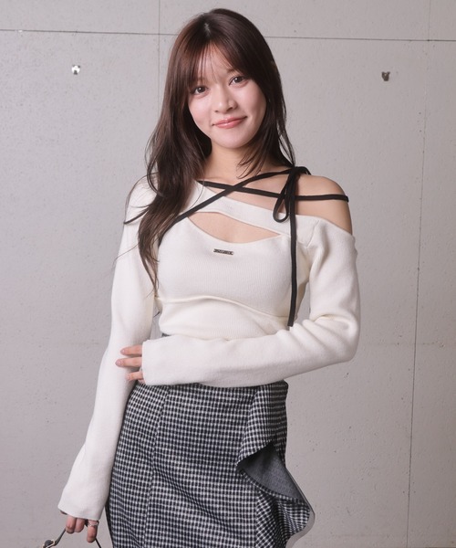 LIPSERVICE(リップサービス)の「アシメオフショルストラップニット(ニット/セーター・レディース・ベージュ/ブラック/アイボリー・FREE)」の5枚目の写真