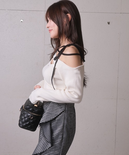 LIPSERVICE(リップサービス)の「アシメオフショルストラップニット(ニット/セーター・レディース・ベージュ/ブラック/アイボリー・FREE)」の7枚目の写真