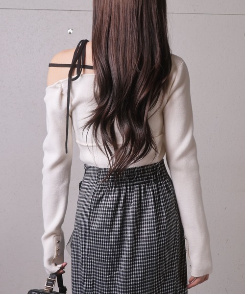 LIPSERVICE(リップサービス)の「アシメオフショルストラップニット(ニット/セーター・レディース・ベージュ/ブラック/アイボリー・FREE)」の11枚目の写真