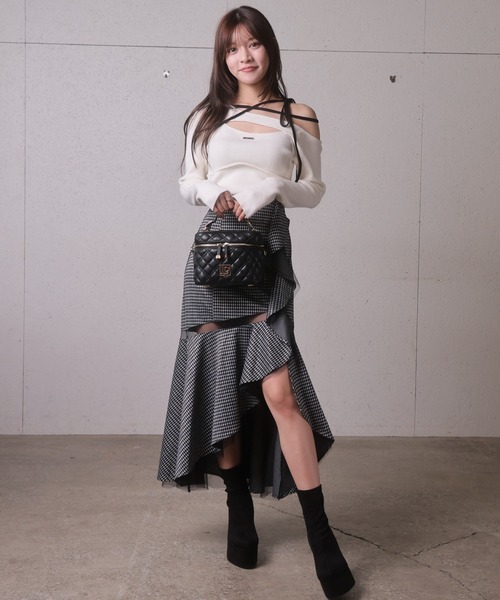 LIPSERVICE(リップサービス)の「アシメオフショルストラップニット(ニット/セーター・レディース・ベージュ/ブラック/アイボリー・FREE)」の9枚目の写真