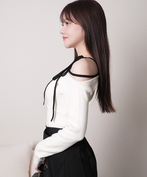 LIPSERVICE(リップサービス)の「アシメオフショルストラップニット(ニット/セーター・レディース・ベージュ/ブラック/アイボリー・FREE)」の10枚目の写真