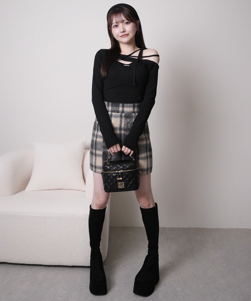 LIPSERVICE(リップサービス)の「アシメオフショルストラップニット(ニット/セーター・レディース・ベージュ/ブラック/アイボリー・FREE)」の4枚目の写真