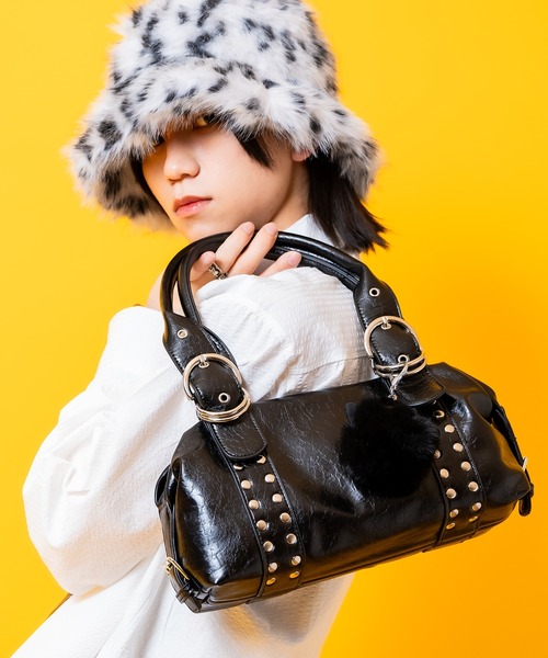 an meets zakka(アンミツザッカ)の「an meets zakka 2連リベットスタッズ合成皮革ミニボストンバッグ(ボストンバッグ・レディース・ブラック/ホワイト・ONESIZE)」の2枚目の写真