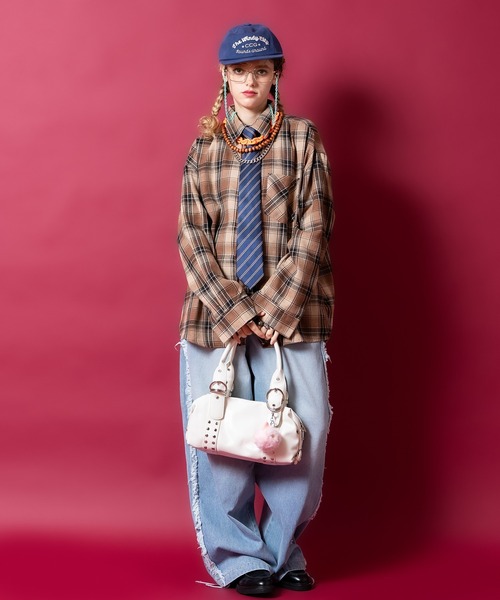 an meets zakka(アンミツザッカ)の「an meets zakka 2連リベットスタッズ合成皮革ミニボストンバッグ(ボストンバッグ・レディース・ブラック/ホワイト・ONESIZE)」の8枚目の写真