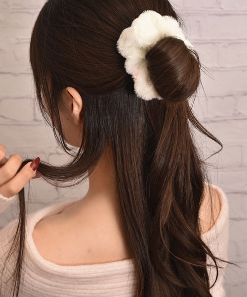 VIBGYOR Women(ヴィブジョー ウィメン)の「【float】ふわふわ シンプル デザイン ファー シュシュ【7色展開】(シュシュ・レディース・ライトグレー/グレー/ラベンダー/ミント/ホワイト/ライトピンク/ライトブラウン・FREE)」の12枚目の写真
