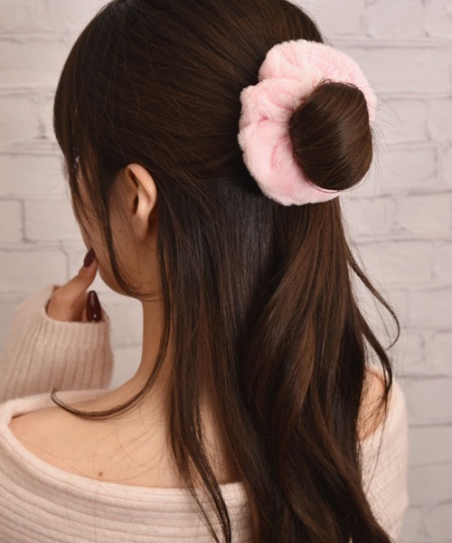 VIBGYOR Women(ヴィブジョー ウィメン)の「【float】ふわふわ シンプル デザイン ファー シュシュ【7色展開】(シュシュ・レディース・ライトグレー/グレー/ラベンダー/ミント/ホワイト/ライトピンク/ライトブラウン・FREE)」の20枚目の写真