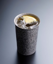 kuros'（クロス）の「【kuros'オリジナル】チタン二重タンブラー 窯創り 広口小 シルバー 300ml 桐箱入り（グラス/マグカップ/タンブラー）」