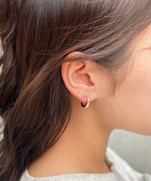 IRIEBEACH（アイリービーチ）の「MINI Hexagon pierce/【ハワイアンジュエリー】【サージカルステンレス】【金属アレルギー対応】【IRIEBEACH / アイリービーチ】つけっぱなしOK（ピアス（片耳用）・レディース・シルバー/ピンク/ゴールド・FREE）」の2枚目の写真
