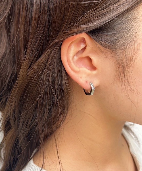 IRIEBEACH（アイリービーチ）の「MINI Hexagon pierce/【ハワイアンジュエリー】【サージカルステンレス】【金属アレルギー対応】【IRIEBEACH / アイリービーチ】つけっぱなしOK（ピアス（片耳用）・レディース・シルバー/ピンク/ゴールド・FREE）」の3枚目の写真