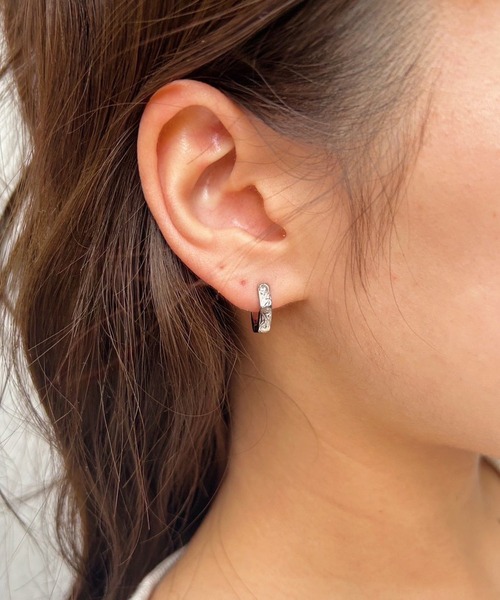 IRIEBEACH（アイリービーチ）の「MINI Hexagon pierce/【ハワイアンジュエリー】【サージカルステンレス】【金属アレルギー対応】【IRIEBEACH / アイリービーチ】つけっぱなしOK（ピアス（片耳用）・レディース・シルバー/ピンク/ゴールド・FREE）」の8枚目の写真