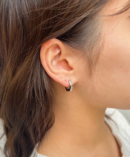 IRIEBEACH（アイリービーチ）の「MINI Hexagon pierce/【ハワイアンジュエリー】【サージカルステンレス】【金属アレルギー対応】【IRIEBEACH / アイリービーチ】つけっぱなしOK（ピアス（片耳用）・レディース・シルバー/ピンク/ゴールド・FREE）」の9枚目の写真