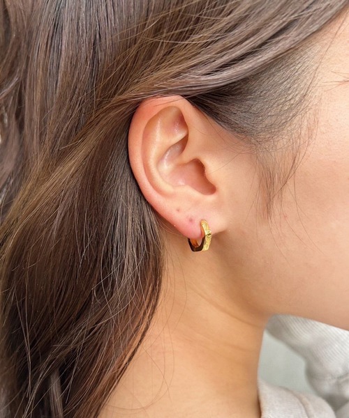 IRIEBEACH（アイリービーチ）の「MINI Hexagon pierce/【ハワイアンジュエリー】【サージカルステンレス】【金属アレルギー対応】【IRIEBEACH / アイリービーチ】つけっぱなしOK（ピアス（片耳用）・レディース・シルバー/ピンク/ゴールド・FREE）」の10枚目の写真