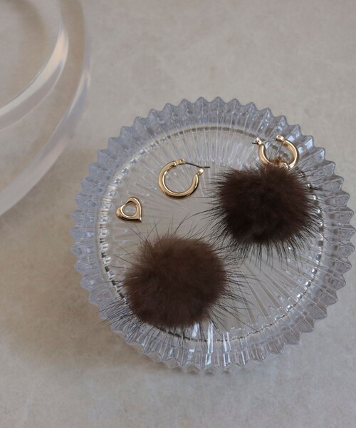 fredy emue（フレディエミュ）の「ミンクファーカスタムフープピアス（ピアス（両耳用）・レディース・アイボリー/ブラウン・FREE）」の2枚目の写真