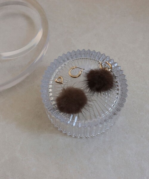 fredy emue（フレディエミュ）の「ミンクファーカスタムフープピアス（ピアス（両耳用）・レディース・アイボリー/ブラウン・FREE）」の3枚目の写真