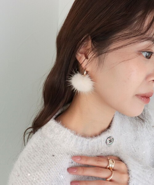 fredy emue（フレディエミュ）の「ミンクファーカスタムフープピアス（ピアス（両耳用）・レディース・アイボリー/ブラウン・FREE）」の5枚目の写真