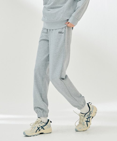 CHASECULT(チェイスカルト)の「共用エッセンシャルジョガーウォームアップパンツ-DAZU7201B0B(スウェットパンツ・メンズ・ライトグレー・70/76/82/67/86)」の2枚目の写真