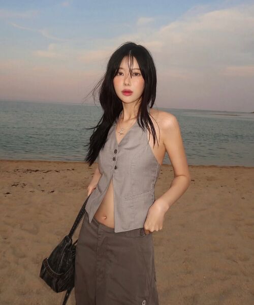 WESLEYHYUSTON(ウェズリーユーストン)の「Evelyn halter neck vest grey(ベスト・レディース・その他・SMALL/MEDIUM)」の3枚目の写真