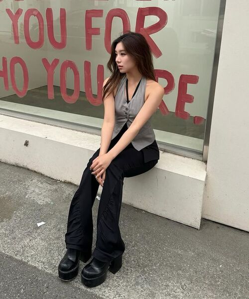 WESLEYHYUSTON(ウェズリーユーストン)の「Evelyn halter neck vest grey(ベスト・レディース・その他・SMALL/MEDIUM)」の4枚目の写真