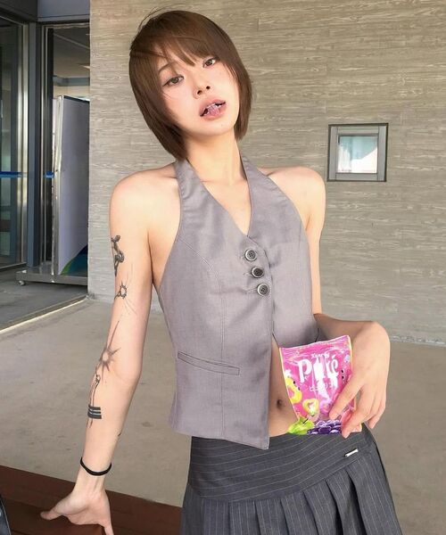 WESLEYHYUSTON(ウェズリーユーストン)の「Evelyn halter neck vest grey(ベスト・レディース・その他・SMALL/MEDIUM)」の5枚目の写真